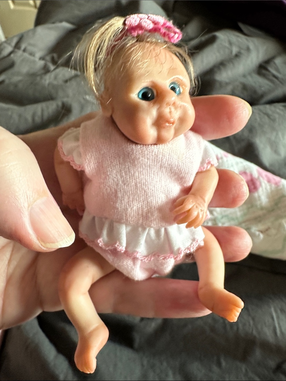 Tiny handmade clay, baby. Beautiful outfit & bed. Adorable. - Picture 5 of 7